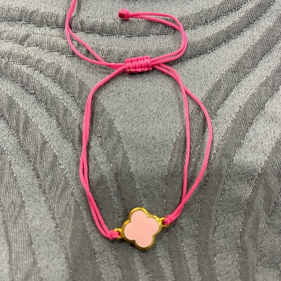 Very unique clover in Pink New Bracelet - Picture 1 of 3